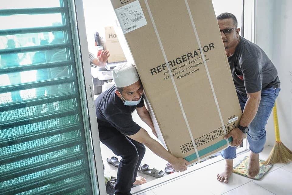 Ebitlew_'s tweet photo. Cerita hari ini. Ya Allah. Bahagia rasa. Dalam masa 4 jam selesai pindah rumah. Rumah cantik lawa. Senyuman anak-anak ini. Kakak ni menangis.

Tak sangka macam mimpi lagi. Betul ke ni ustaz? Ya Allah tuhanku. Saya bayarkan sewa sebulan rm600. Doakan saya terus dapat bayar. https://t.co/k3DlKfzrgG