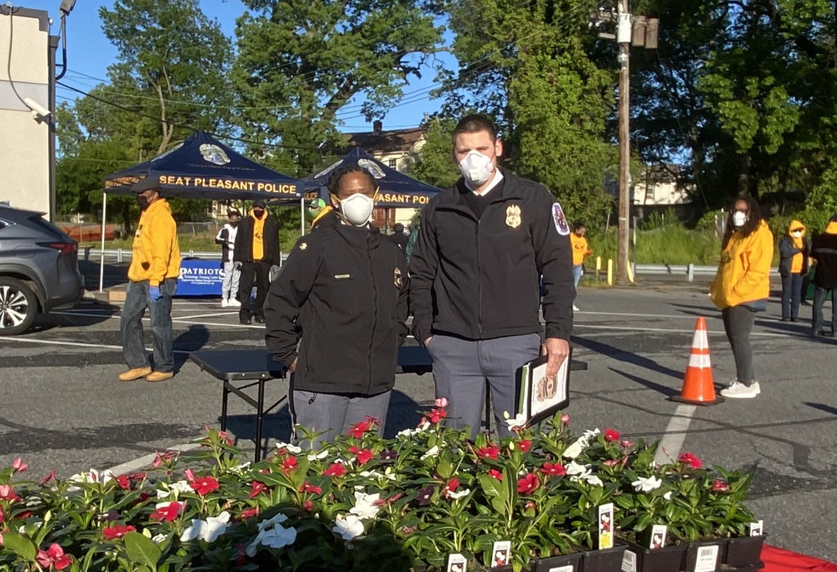 Hawkins4PGC's tweet photo. Thank you @CEXAlsobrooks @Patriots_Tech @GSProctor @SPPDNews @PGPDNews @metrodcsigmas #AlphaPiChi @OfficialOPPF and other community partners for supporting today’s #MothersDay free grocery giveaway. #HawkinsOutNAbout
#BuildingThePeoplesMovement
#WeRiseTogether #PrinceGeorgesProud https://t.co/e3NHiTjMFM