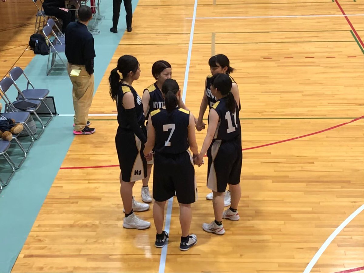 ট ইট র 京都大学女子バスケ部 新 京大女子のための体育会リレー企画第一弾 初回のお題は スポーツする女子はカッコいい 輝くワンカット です タイムアウト後など ゲームに出る５人で声を掛け合って気合を入れます 京大新歓 Playwithus京大