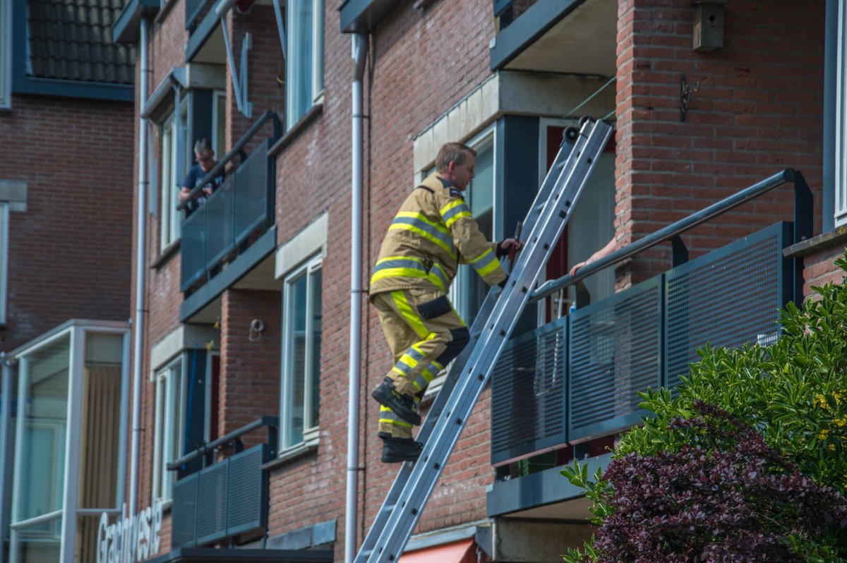 Brandweer opent deur voor buitengesloten bewoners in Steenwijk (Foto's) |. | #Steenwijk.