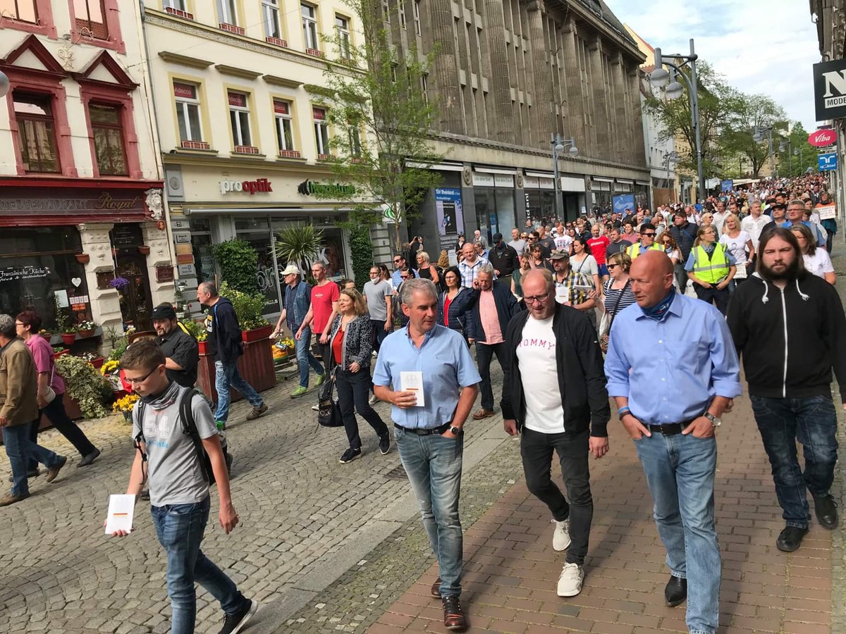 Kemmerich zusammen auf einer Kundgebemung organisiert von #Faschisten in #Gera.