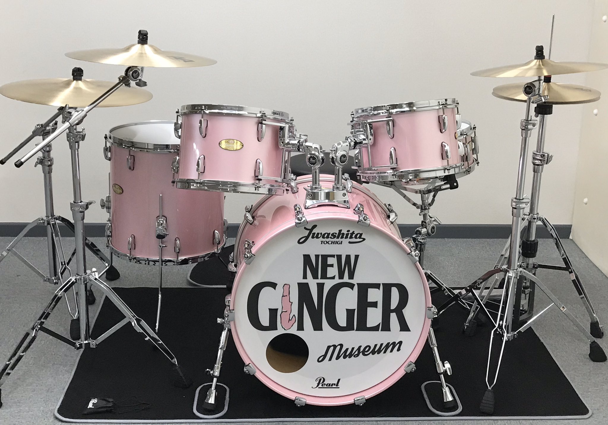 岩下 和了 初公開です 岩下の新生姜ドラムセット New Ginger Pinkなドラム が欲しかったのでpearlに作ってもらいました バスドラのデザインはサリー久保田さん 超かわいいでしょう これから岩下の新生姜ミュージアムのライブでは大活躍の予定