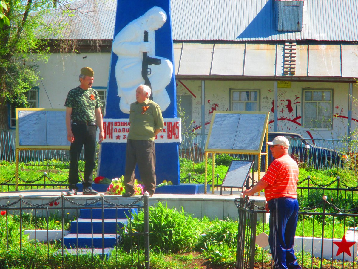 Возложение цветов у Обелиска посвящённого памяти ВОВ.