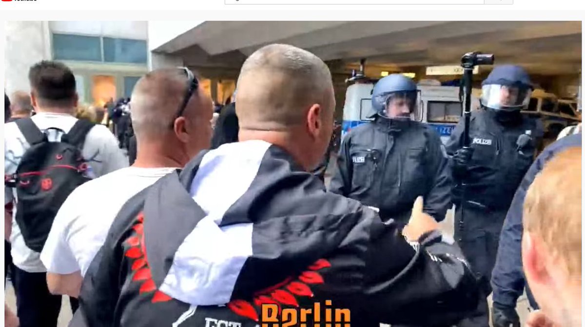 In  #Berlin stehen wohl Menschen auf beiden Seiten und dazwischen eine Polizeikette. Die Stimmung ist. teilweise aggro.  #verhetzdichnicht  #fckqrfrnt  #b0905