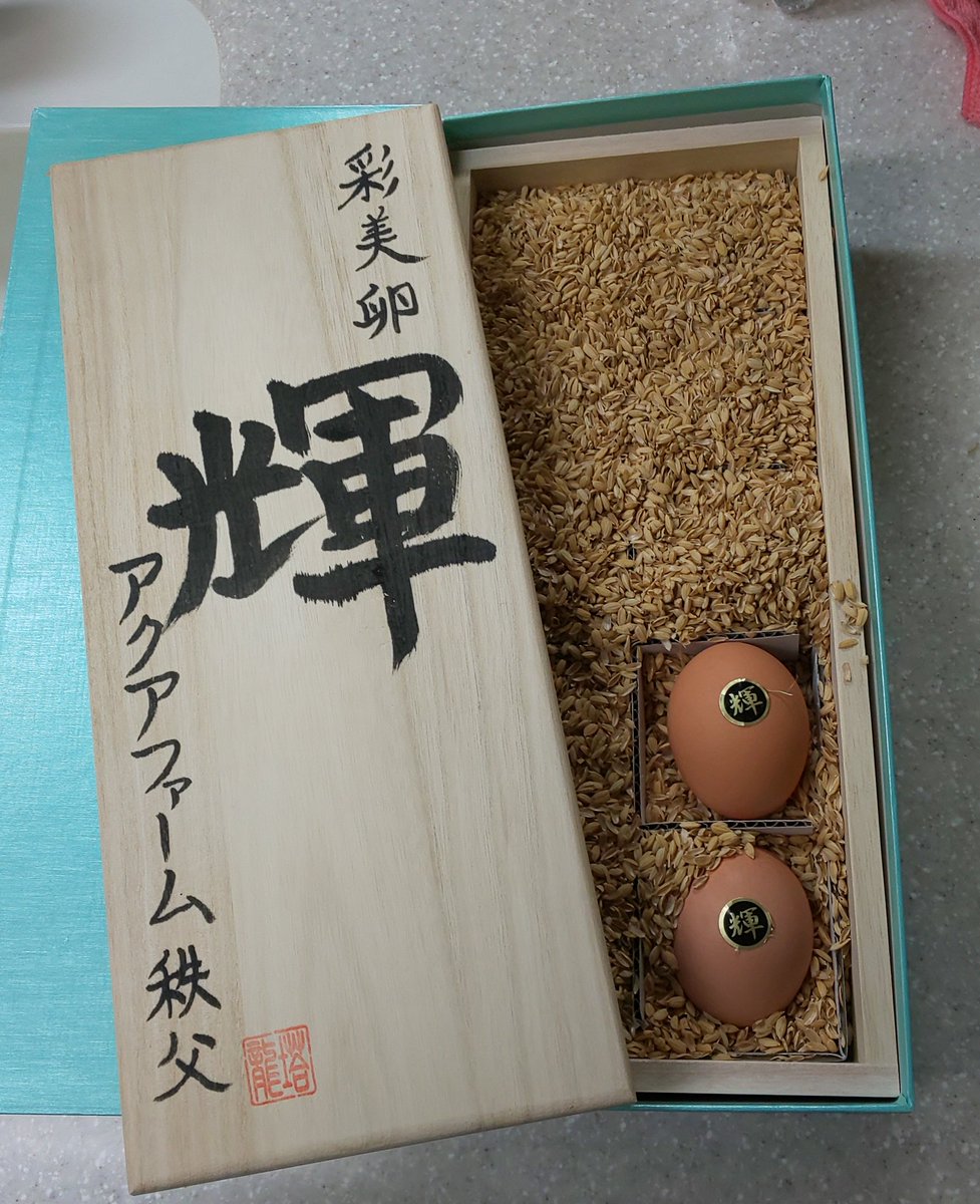 オール巨人 على تويتر お見舞いに こんな鶏卵を頂きました 昔は お見舞い 玉子か バナナ でしたね しかし面白い色の鶏卵と豪華な木箱の鶏卵 僕は玉子屋の息子で玉子屋もトラックに乗って卸売業を3年やってましたが この色の殻は 初めてみますわ オール巨人 على تويتر お見舞いに こんな鶏卵を頂きました 昔は お見舞い 玉子か バナナ でしたね しかし面白い色の鶏卵と豪華な木箱の鶏卵 僕は玉子屋の息子で玉子屋もトラックに乗って卸売業を3年やってましたが この色の殻は 初めてみますわ