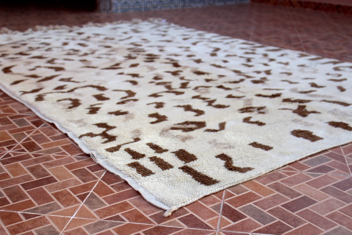 yazid130's tweet photo. his Beni Ouarain vintage Moroccan rug features a stellar repeating pattern with layers of varied details and unique embellishments https://t.co/3XALFDrVZN #blanc #rectangle #marron #marocain #entree #decoratif #laine #bohemeeteclectique #rectanglerug https://t.co/9fRA7PfCTv