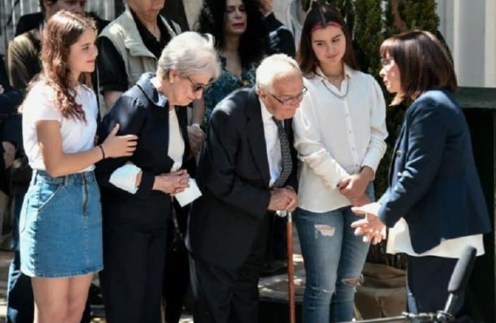 verazeras's tweet image. Δείτε αξιοπρεπείς στο πένθος τους ανθρώπους. Οι φασιστεροι κάψανε το παιδί τους και το αγέννητο εγγόνι τους. Δεν είδαμε ποτέ τα πρόσωπα τους ως σήμερα και καμιά Περιστέρα δεν τους κρατούσε το χέρι,
ούτε ζήτησαν με λύσσα αίμα για το αίμα τους.
=Oι συνειρμοί δικοί σας ! #marfin