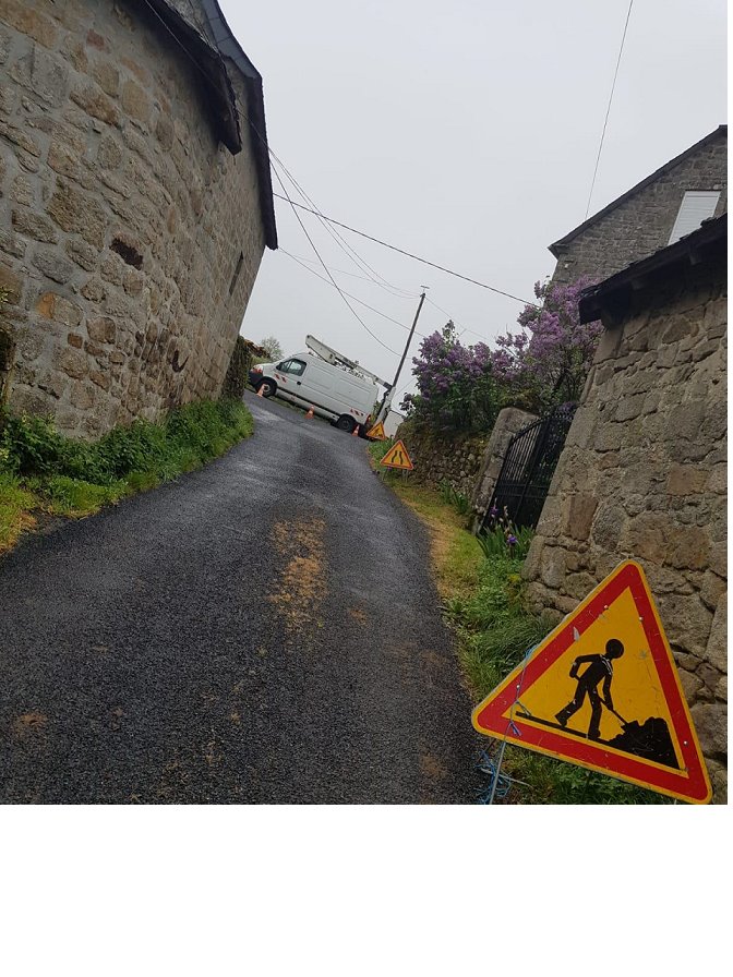 VZelia's tweet photo. Chamboulive, Seilhac ou encore Ste Fortunade : SFR FTTH et ses partenaires continuent à déployer la #Fibre pour apporter le numérique aux habitants de #TulleAgglo. #TousMobilisés dans le respect des consignes de sécurité. Bravo et merci !
#SFRFTTH @AlticeFrance @CircetTelecoms https://t.co/8b7t9Xx289
