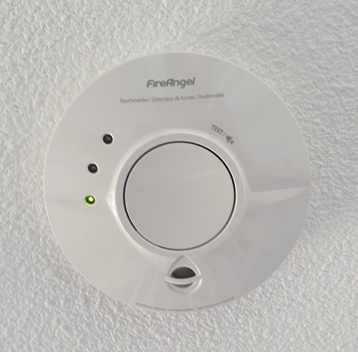 Vandaag de rookmelders in mijn woning vervangen. Bij woningen bouwjaar >2003 zijn deze standaard aanwezig en op netstroom aangesloten. Maar na 10 jaar zijn de rookmelders aan vervanging toe. Als het goed is staat op de #rookmelder wanneer deze vervangen moet worden. Effe checken.