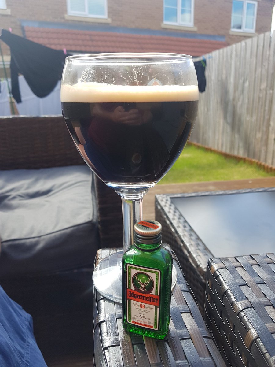 MickMaldini's tweet photo. @RealRomfordPele @Tinnymac @richywhillis guinnnessbomb lads? #ParloursParade #PartyWithRay https://t.co/LHqPKMnYLy
