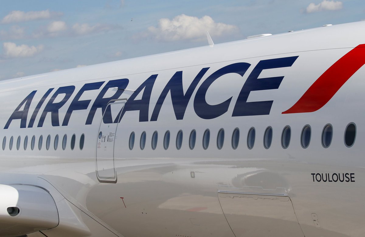 twintair737's tweet photo. @antoineftw @airfrance @AnneRigail @VillarCath @pilotes_af @snplafalpa @AvgeeksFR @Gui_SMD CQFD : En #Stratégie. #Management et #Marketing. C'est savoir anticiper l'imprévu.
En clair : En 2020. l'Exécutif d'#AirFrance doit être un(e) #AnalysteFinancier (ière). In-fine : En #Innovation. C'est d'assurer la satisfaction client(e). Avec le sourire ! ..👌😎 Naguib de Lyon. https://t.co/a2YlcbMV5q