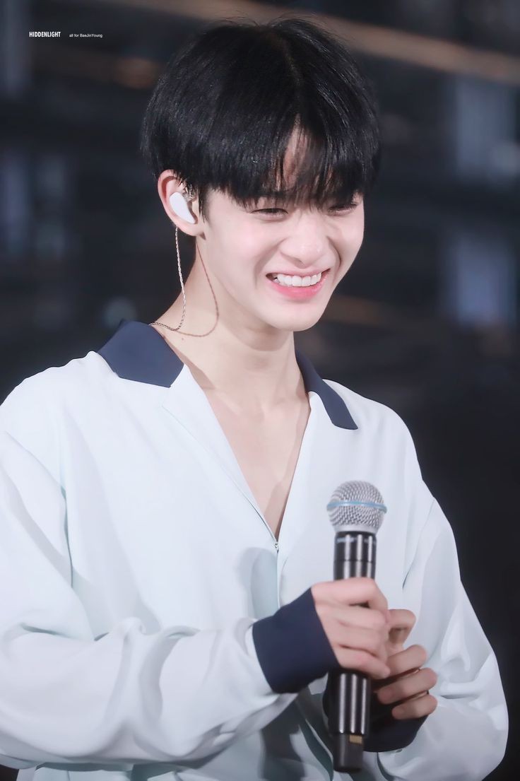 maeyeongwol's tweet photo. #팬바라기_배진영_생일축하해
#BAEBAE_21stBIRTHDAY
Happy birthday to my bae.
Baebae à, tuổi mới hãy luôn tươi cười nhé, nụ cười của anh đẹp lắm.
Tuổi mới, hạnh phúc anh nhé❤ https://t.co/3fZOOyn2lG