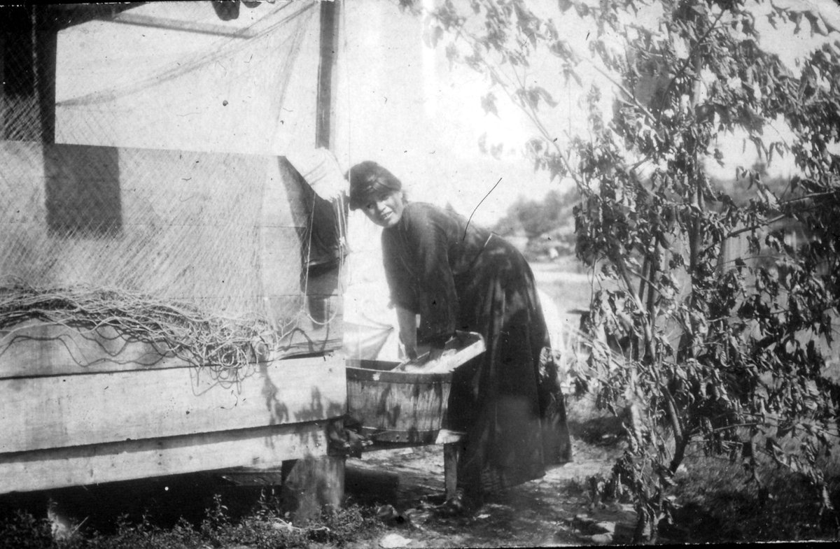 WPSDMuseum's tweet photo. This week's #HistoricPost was taken over 100 years ago - 101 years to be exact!
Photograph of a woman doing laundry outside with a traditional washboard in Parry Sound, taken 1919.
#WPSDMuseum #DaveThomasCollection https://t.co/DplvDXUm40