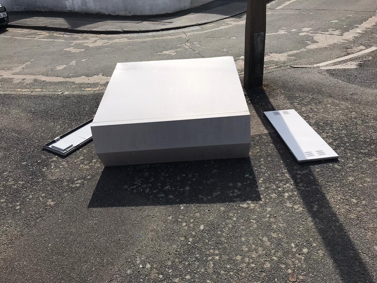 Ashley_Reeder_6's tweet photo. Hi DPD, one of your drivers have knocked over the phone/TV box outside our house here in Chingford... Great work guys 👍🏽 #dpd_uk #DPD @DPDgroup_news https://t.co/l2uqffj4gJ