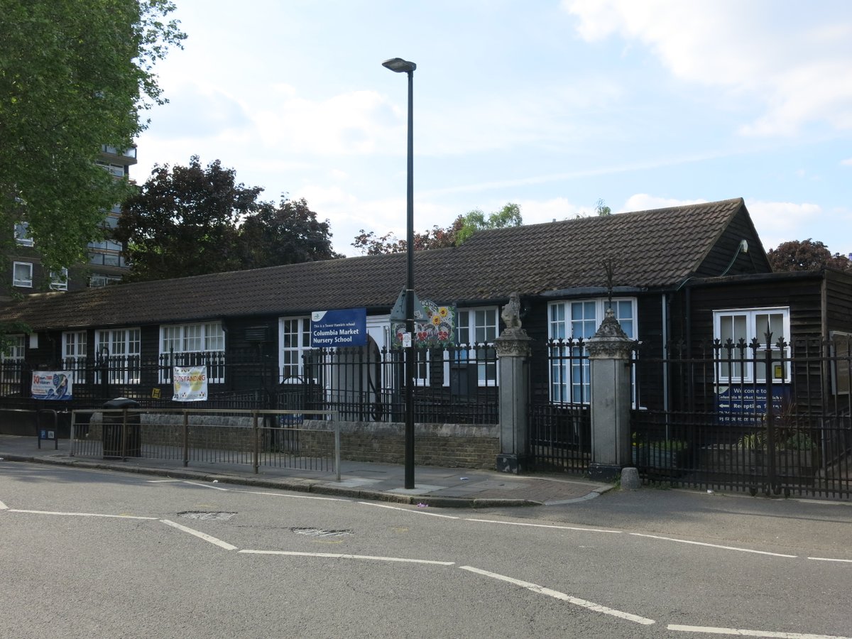 6/ We’ve reached Columbia Road and the Grade II-listed Columbia Road Nursery opened by the LCC in 1930, one of the first municipal nursery schools in the country. Of the 88 children on the opening roll, a third had rickets and around 80 percent were inadequately nourished.