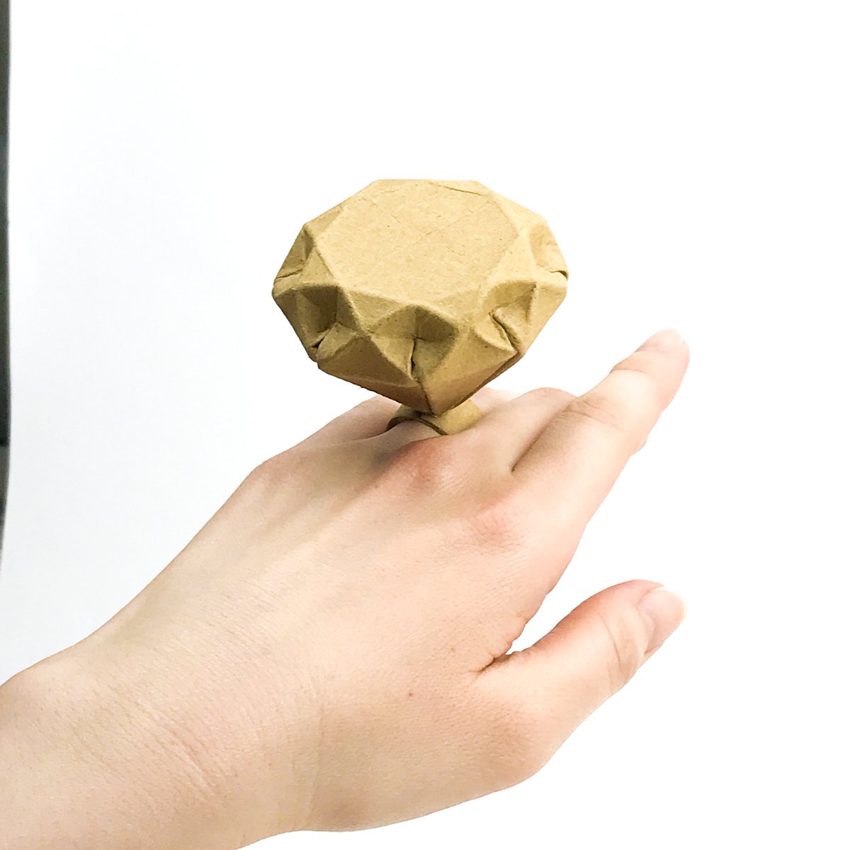 オダカマサキ オドンガー大佐 على تويتر ダンボモンドの指輪 可愛いリングを欲しがっているワイフに 母の日に巨大リングを贈りました Abrahamさん Origami Abraham の折り紙のダイヤモンドを ダンボールで折って造形 折り返す厚みが収まらず 四隅カットしま
