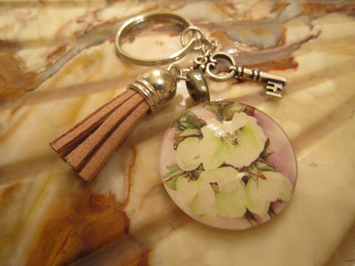 BonnieLouLane's tweet photo. Floral (Helleborus Flower) KEY RING and Chain With Tassel and Charm - Free Shipping https://t.co/BbR7o3HbGS #TMTinsta #Handmade #fineartforsale #EtsyTeamUNITY #KeyChainCharms https://t.co/cngrAzstb8