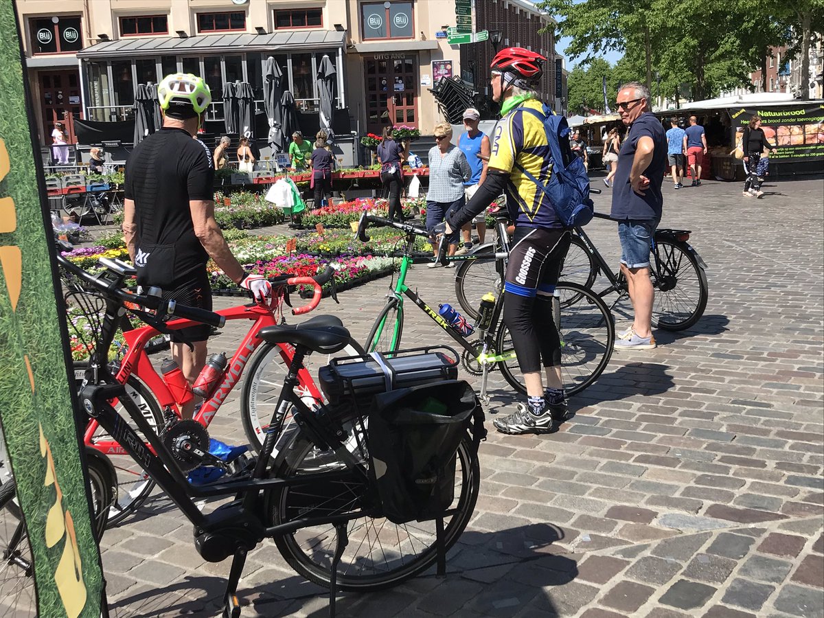 ZwolleFietst's tweet photo. We hebben vandaag deze foto’s gemaakt terwijl we de S van stappen (STAP) als “vervoers” methode kozen... ons valt op dat #fietsroutes die eindigen op de markt voor uitdagingen zorgen in het delen van de ruimte #routering #verwijzen https://t.co/C5DgM7yCfq