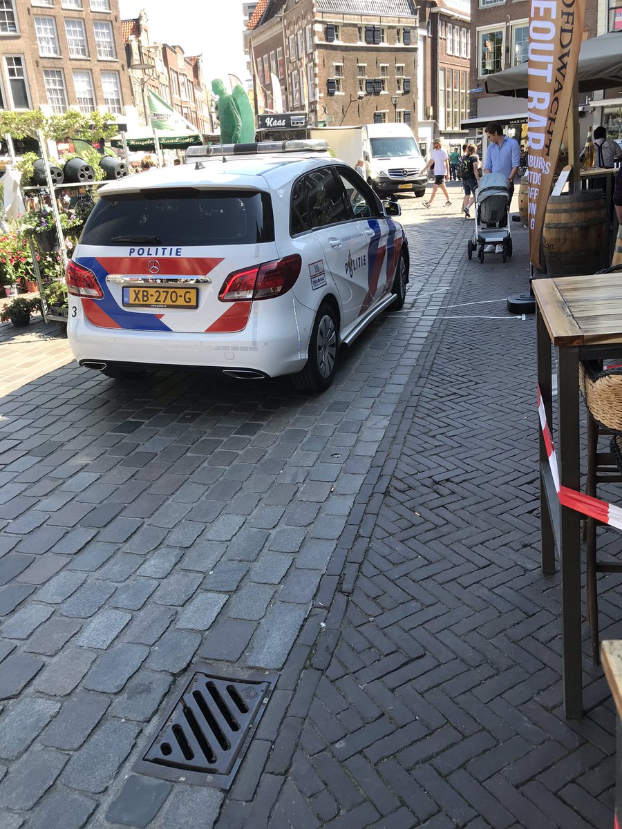 ZwolleFietst's tweet photo. We hebben vandaag deze foto’s gemaakt terwijl we de S van stappen (STAP) als “vervoers” methode kozen... ons valt op dat #fietsroutes die eindigen op de markt voor uitdagingen zorgen in het delen van de ruimte #routering #verwijzen https://t.co/C5DgM7yCfq