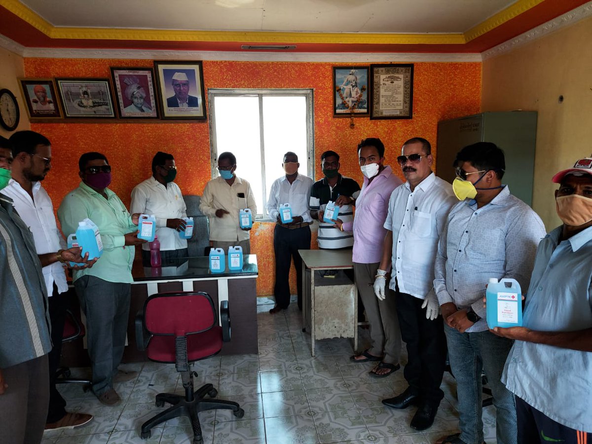 NcpRaigad's tweet photo. रायगड जिल्ह्यातील खालापूर तालुक्यात कोरोना विषाणूचा प्रादुर्भाव रोखण्यासाठी @parthajitpawar फाउंडेशनच्या वतीने कोरोनावर प्रतिबंधात्मक उपाययोजना म्हणून तालुक्यातील सर्व ग्रामपंचायत कार्यालय, पोलीस दुरक्षेत्र वावोशी व प्राथमिक आरोग्य केंद्र वावोशी येथे सॅनिटायझरचे वाटप करण्यात आले. https://t.co/UWcacqWeqa