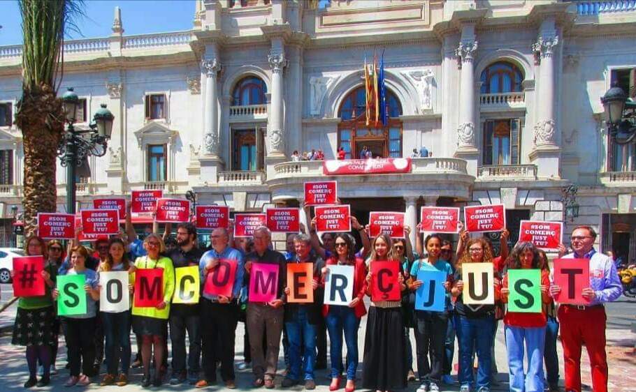 OIenValencia's tweet photo. @OIenAlicante @OIenMadrid @OIenMurcia @OIenSantander Celebramos el #DiaMundialComercioJusto 2020 recordando la importancia del apoyo de los gobiernos a una alternativa de consumo que es además una valiosa herramienta contra las #desigualdades y la #pobreza.
#SomComercJust #València https://t.co/3xzuSlYBeX