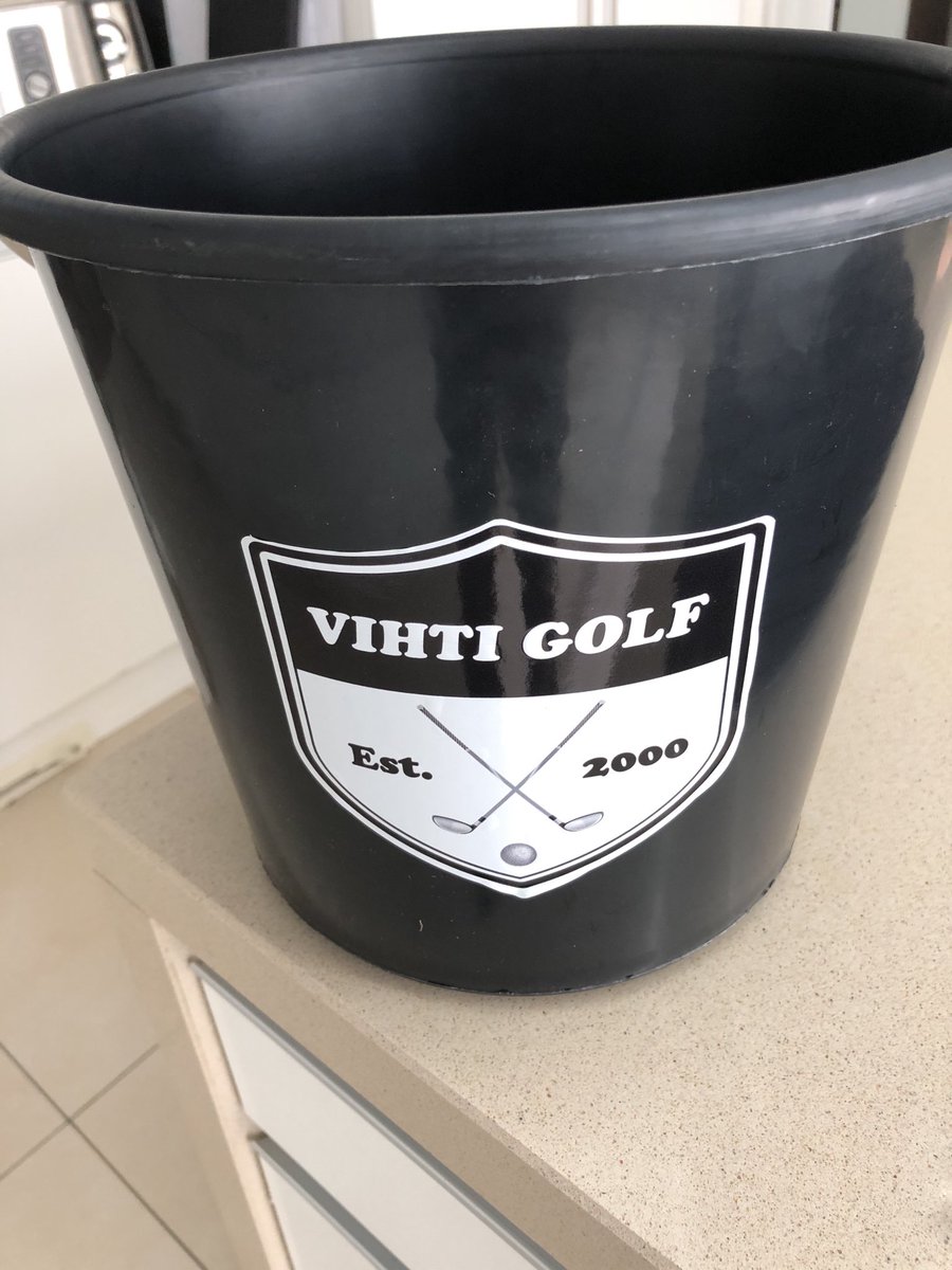 PekkaSuhonen's tweet photo. Koronan kylkiäisiä. #Vihtigolf :sta oma rangeämpäri mukaan. Hyvä idea. Ja tunnetusti suomalaisilla on aina käyttöä ympärille. #golf #ympäri https://t.co/MzevJR9hUm