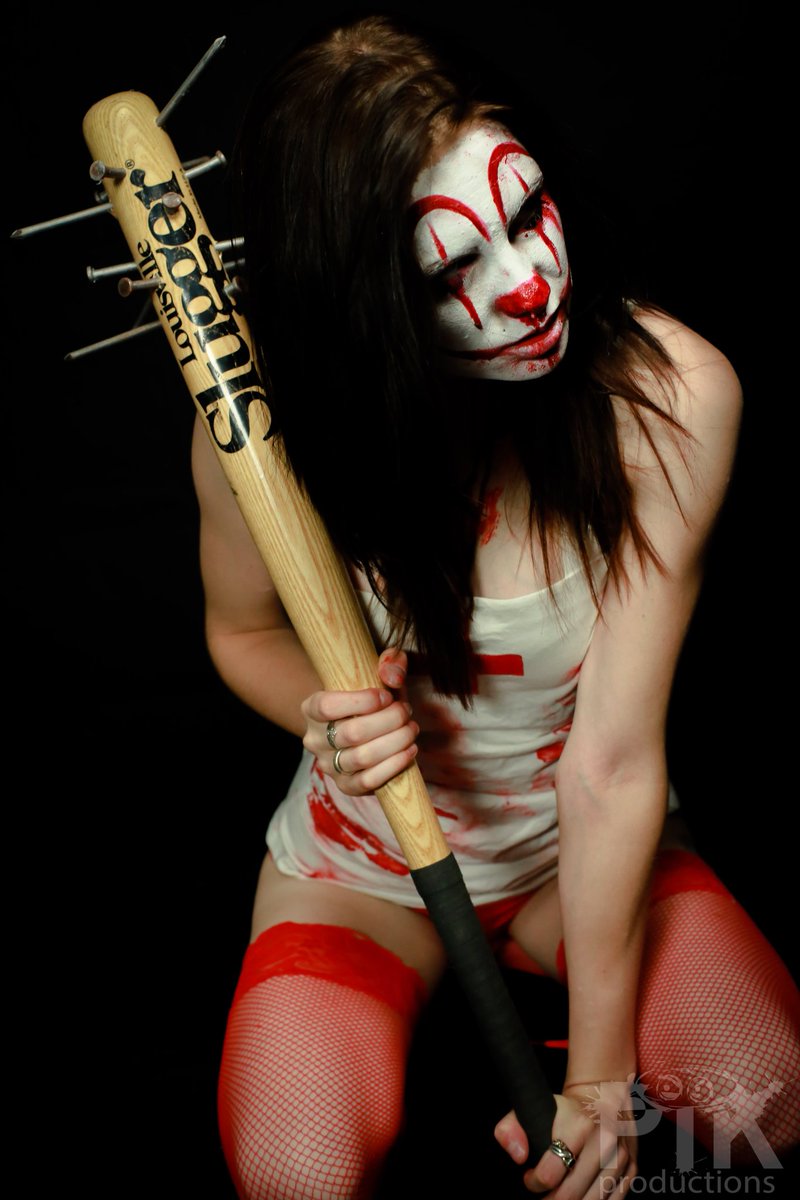 Steofain's tweet photo. #dark #portrait #clown #medic #studio #photoshoot #4k #spikedbat #sexy https://t.co/LbirsLVZeM