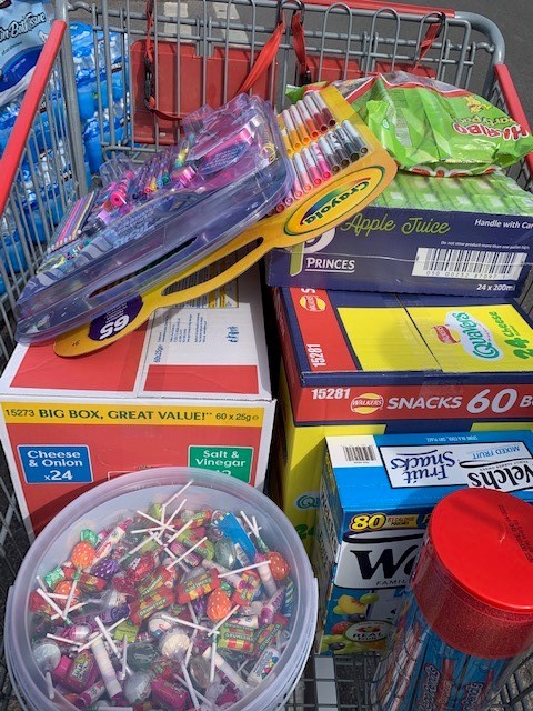 MPSCroydon's tweet photo. A massive thank you to Sarah and her team at Costco Croydon for their generous donations to a very deserving local family. Not to mention providing lots of water for front line officers.
We are very thankful to our fellow keyworkers.
#Keyworkers #Stayhome #CRelief #Sutton https://t.co/DKmqwjcsP2