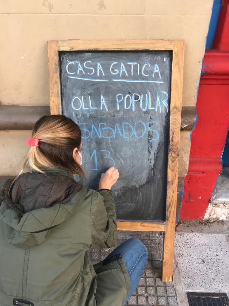 CasaGatica's tweet photo. Estamos preparando desde temprano en @CasaGatica la olla popular para nuestrxs vecinxs de Almagro. Todxs juntxs nos ponemos la 10 para hacerle frente al coronavirus. #ArgentinaUnida #QuedateEnCasa https://t.co/RXiJXsW1ad