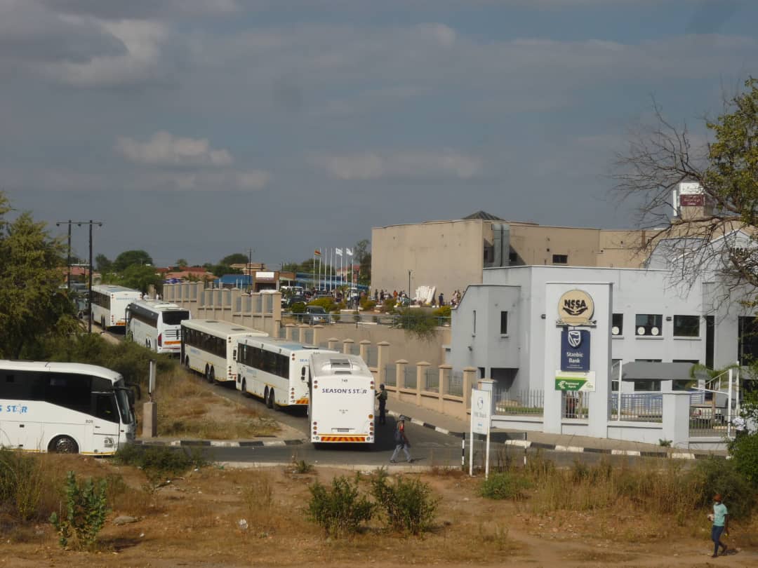 11 buses with 527 deportees have arrived in Beitbridge at around 1500 hours. 129 are ex- convicts.Mash East has 2 people, Mash Central 4, Mash West 5, Bulawayo 101, Masvingo 100, Midlands 41, Manicaland 69, Mat North 54 and Mat South 64 and Harare 87. 7 of the 527 are females.