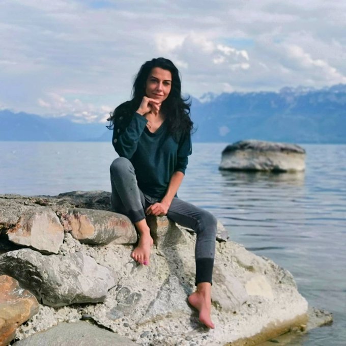 Je me sens tellement b&eacute;nie d'&ecirc;tre aussi proche du lac dans ce fabuleux pays qu'est la #Suisse 🇨🇭 🙏 Les<a href="/tag/suisse"class="tags"><span>#suisse</span></a>