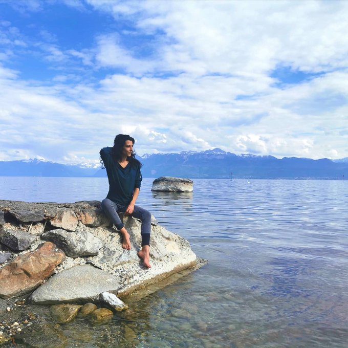 Je me sens tellement b&eacute;nie d'&ecirc;tre aussi proche du lac dans ce fabuleux pays qu'est la #Suisse 🇨🇭 🙏 Les<a href="/tag/suisse"class="tags"><span>#suisse</span></a>