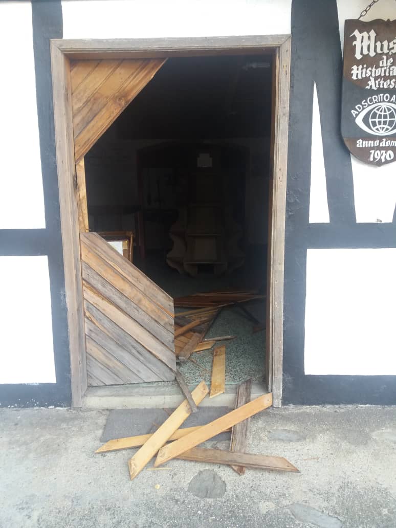 Jesus1405's tweet photo. Así dejaron la puerta de nuestro museo histórico de La Colonia Tovar los Guardias Nazionales, el CONAS y el FAES. cuál animales irracionales van destruyendo todo a su paso sin importarles nada. (Lloré al ver esto) nuestra historia de esfuerzo y trabajo es sagrada! https://t.co/yBADmmPBGk