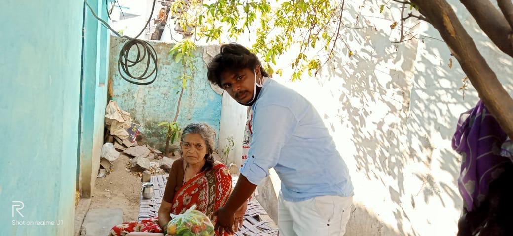JSPshankargoud's tweet photo. శ్రీ పవన్ కళ్యాణ్ గారి పిలుపు మేరకు ..
 చొప్పదండి నియోజకవర్గంలో #లొక్డౌన్ వాళ్ళ ఇబ్బంది పడుతున్న  100 కుటుంబాలకు కూరగాయలు పంపిణీ చేసిన శివారెడ్డి  మరియు గంగయ్య, పెద్దాల రంజిత్ కుమార్,  హరీష్ బోయినపల్లి, శివా, హరీష్ లకు నా అభినందనలు ..🙏🏻@JanaSenaParty #JanaSeva https://t.co/HxUI6pWRQc