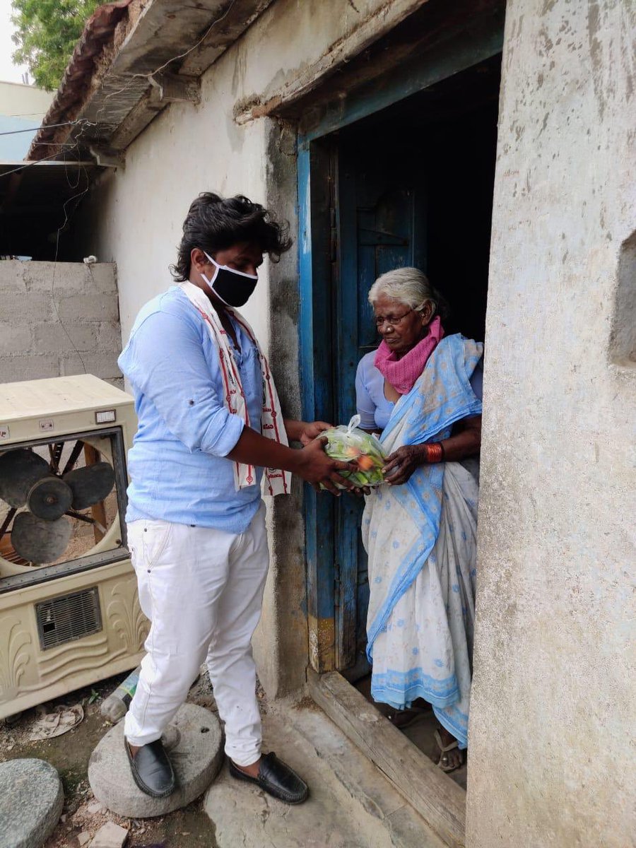 JSPshankargoud's tweet photo. శ్రీ పవన్ కళ్యాణ్ గారి పిలుపు మేరకు ..
 చొప్పదండి నియోజకవర్గంలో #లొక్డౌన్ వాళ్ళ ఇబ్బంది పడుతున్న  100 కుటుంబాలకు కూరగాయలు పంపిణీ చేసిన శివారెడ్డి  మరియు గంగయ్య, పెద్దాల రంజిత్ కుమార్,  హరీష్ బోయినపల్లి, శివా, హరీష్ లకు నా అభినందనలు ..🙏🏻@JanaSenaParty #JanaSeva https://t.co/HxUI6pWRQc
