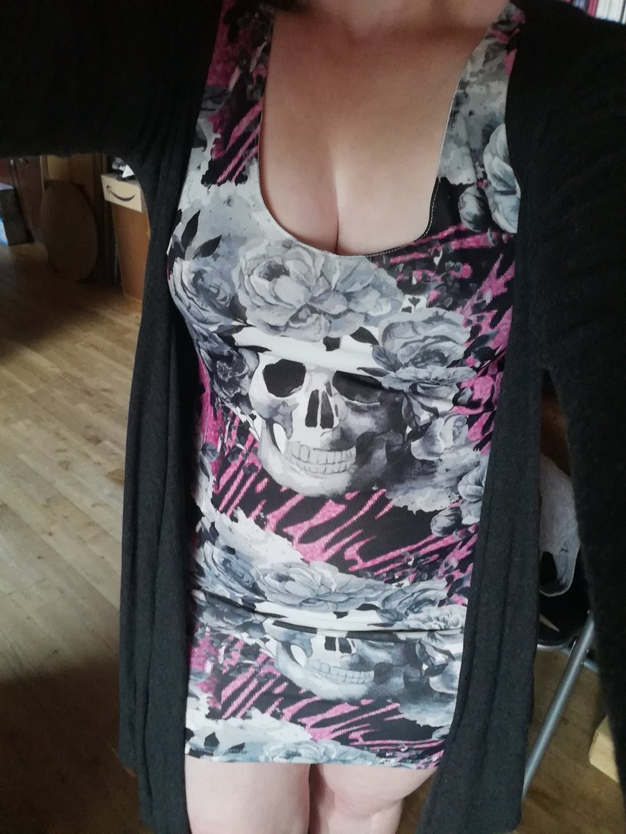 ClineHot1's tweet photo. Coucou mes loulous me revoilà, dsl d'être peu présente mais j'ai encore été malade 🤧🤒 ça va mieux je profite du beau temps avec ma jolie robe. Jvous kiss 💋💋💋💋 https://t.co/ngbsuMKjMk