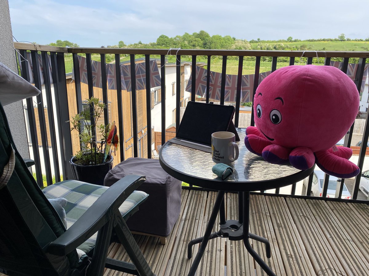 slimebutton's tweet image. Enjoying an afternoon lockdown on my balcony with my new friend Septimus from @octopus_energy . Would be nice if they could install my smart meter as requested!