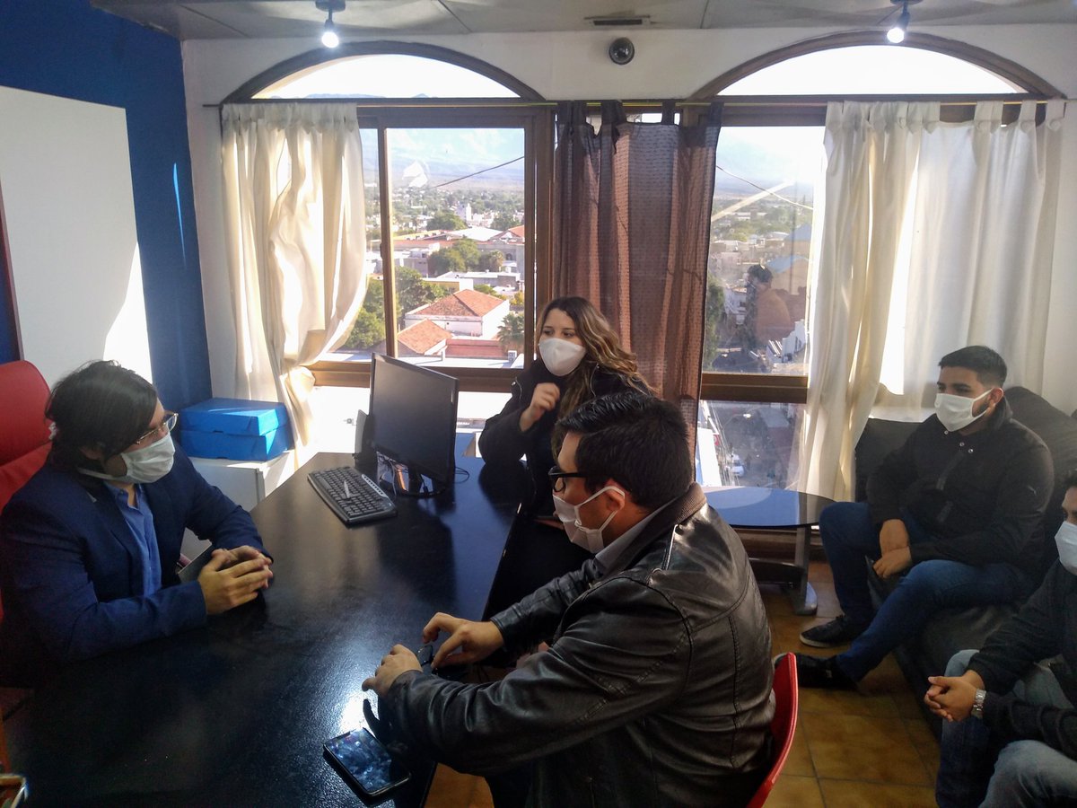 EMANUELJORAKIKI's tweet photo. #Ayer recibí a la Asociación de Comerciantes Unidos y la Federación Riojana de Estudiantes Universitarios. Agenda de trabajo en materia de reactivación del consumo y accesibilidad de productos económicos para los jóvenes. @FreuOficial @riojanoticia @AdrianLaRioja @CadenaLibertad https://t.co/43GiTQn0pB