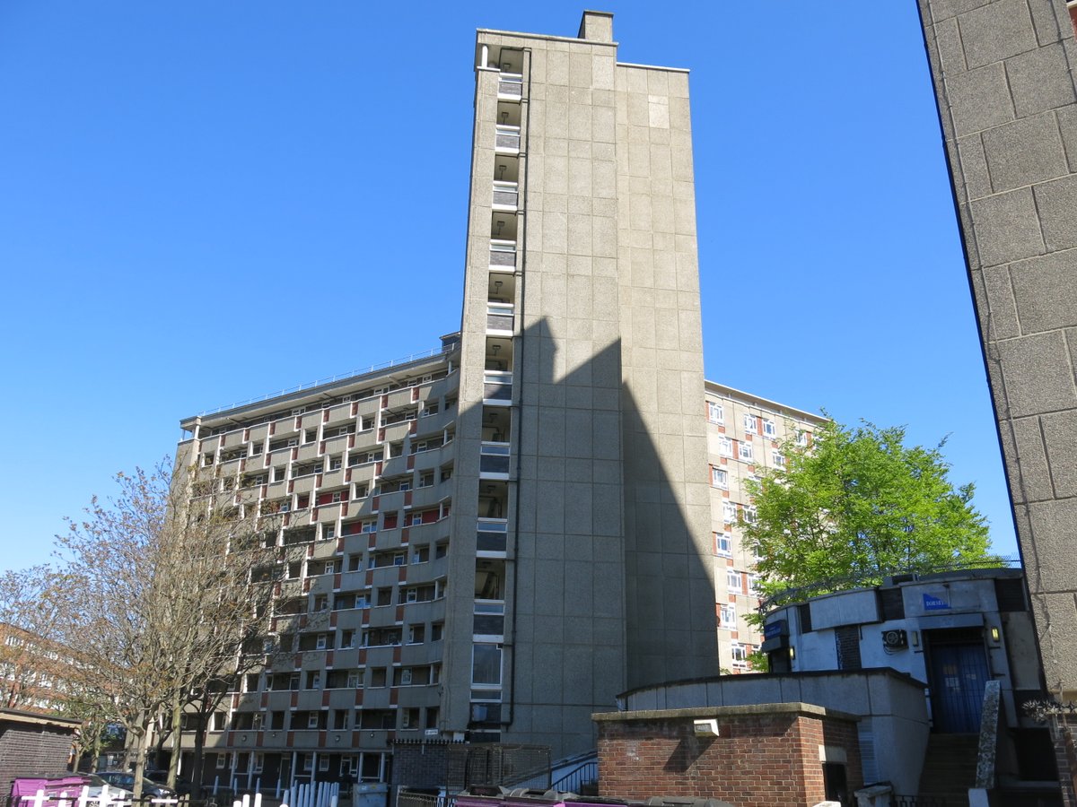 9/ Heading east on Columbia Road, the Dorset Estate (its buildings named after the Tolpuddle Martyrs) was designed by Skinner, Bailey and Lubetkin for Bethnal Green Metropolitan Borough Council, completed 1957. Here’s one of the two 11-storey Y-shaped blocks, James Hammett House.