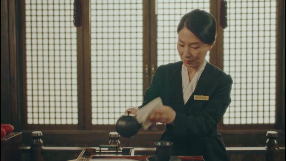with sinjae's identity finally coming into light, i think we might have also discovered the identity of the thief inside the palace who stole taeeul's new id.sinjae's mother in kingdom of corea works in the palace.  #TheKingEternalMonarch