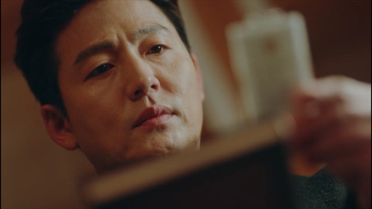 with sinjae's identity finally coming into light, i think we might have also discovered the identity of the thief inside the palace who stole taeeul's new id.sinjae's mother in kingdom of corea works in the palace.  #TheKingEternalMonarch