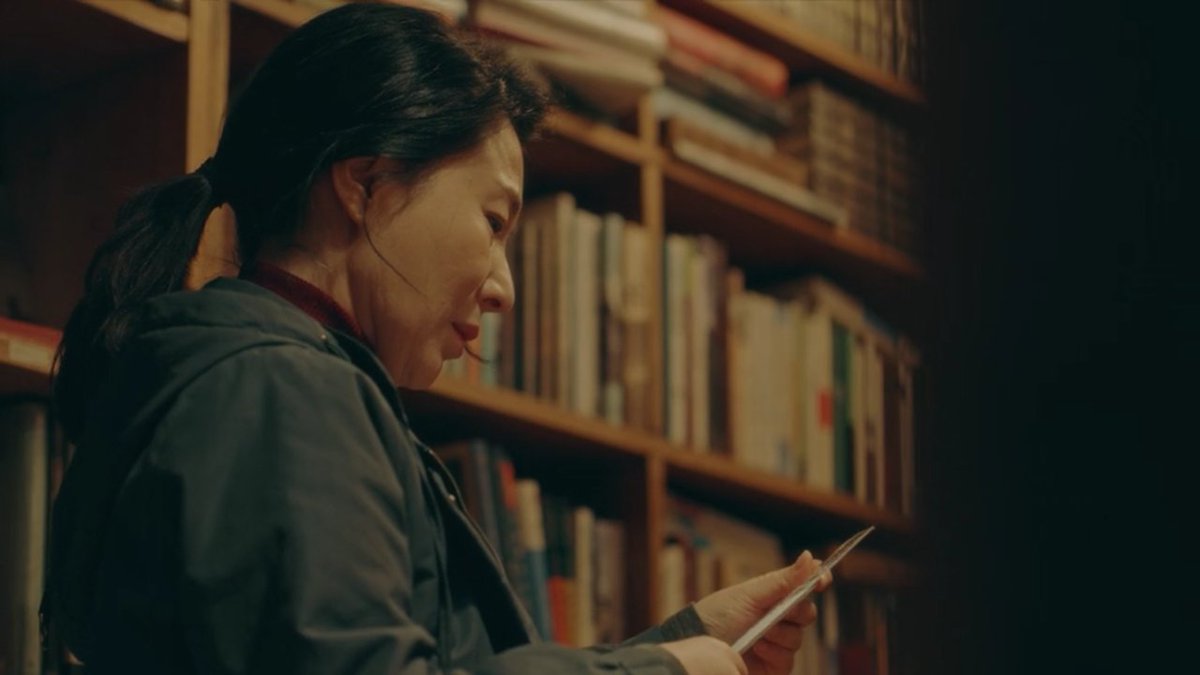 so why would she steal it? because she works for lee lim who in turn provides photos of her son, sinjae, from the other world.In this scene, she is currently at the library that lee lim often visits. #TheKingEternalMonarch