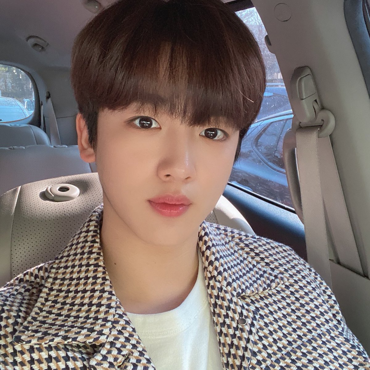 오늘 셀카는 요한이가 랩에 너무 집중하여 못 찍었지만😭 랩 시작과 동시에 눈빛부터 변하는✨ 열정 요한이의 반전 셀카와 함께 즐거운 주말보내세요😆❤️(주차장 잠깐 대기중📸)

#김요한 #KIMYOHAN #OUIentertainment