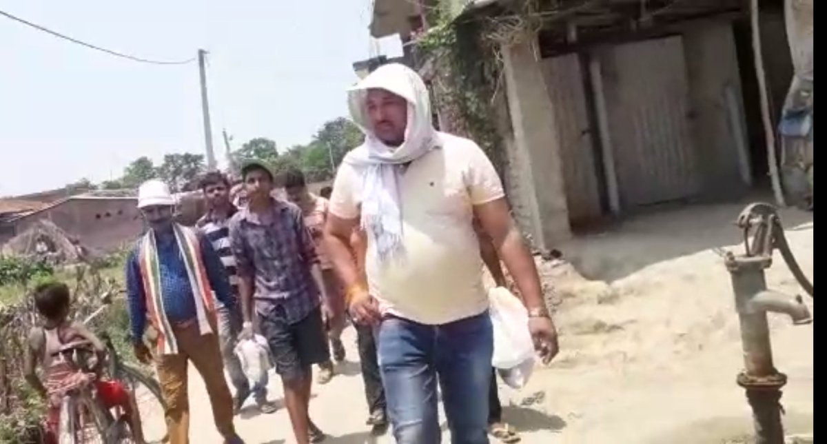 Ranjeet21860575's tweet photo. कोई भूखा ना रहे इस मुहिम में राहुल गाँधी जी के निर्देश पर सारजन जी के द्वारा उपलब्ध कराए गए राहत को जरूरत मंदों तक पहुँचाते हुए..... https://t.co/RHz9JfGh3m