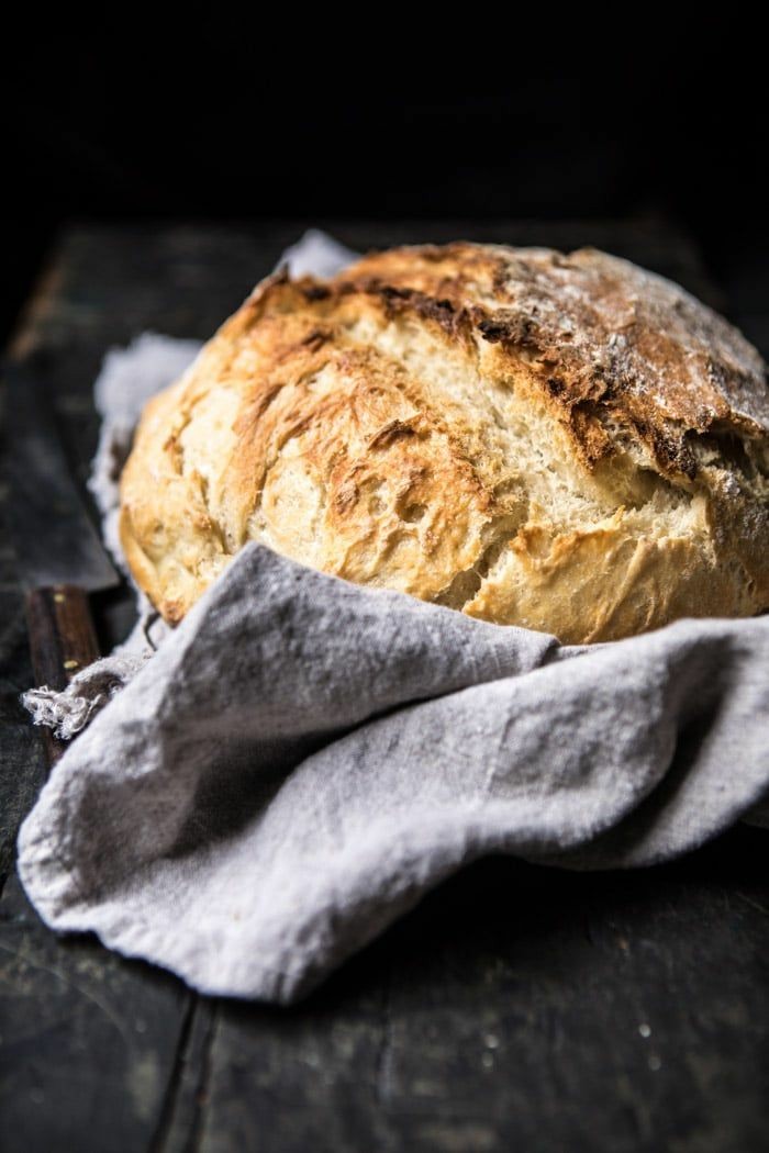Han lasciato un pane sul desco
metà arso, metà bianco
sbocconcellato di sopra e aperto
in candide molliche
Gabriela Mistral
#incipitprimavera 
#scritturebrevi