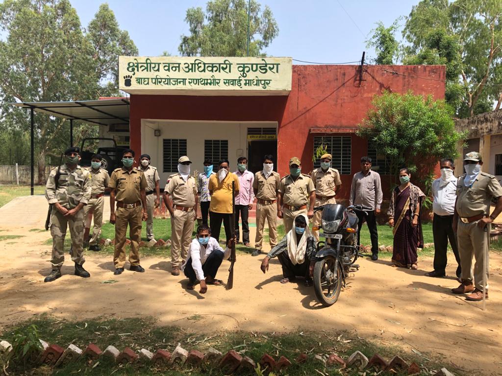 RsRanthambhore's tweet photo. #Breaking_News :-  

#रणथम्भोर हिरण शिकार मामला :- 

#वन विभाग की टीम को मिली सफलता , हिरण शिकार के दो आरोपी धर्मी भोपा निवासी  निवाड़ी व बहादुर मीना निवासी  एंडा को किया गिरफ्तार ! https://t.co/V3yAYyfzWQ