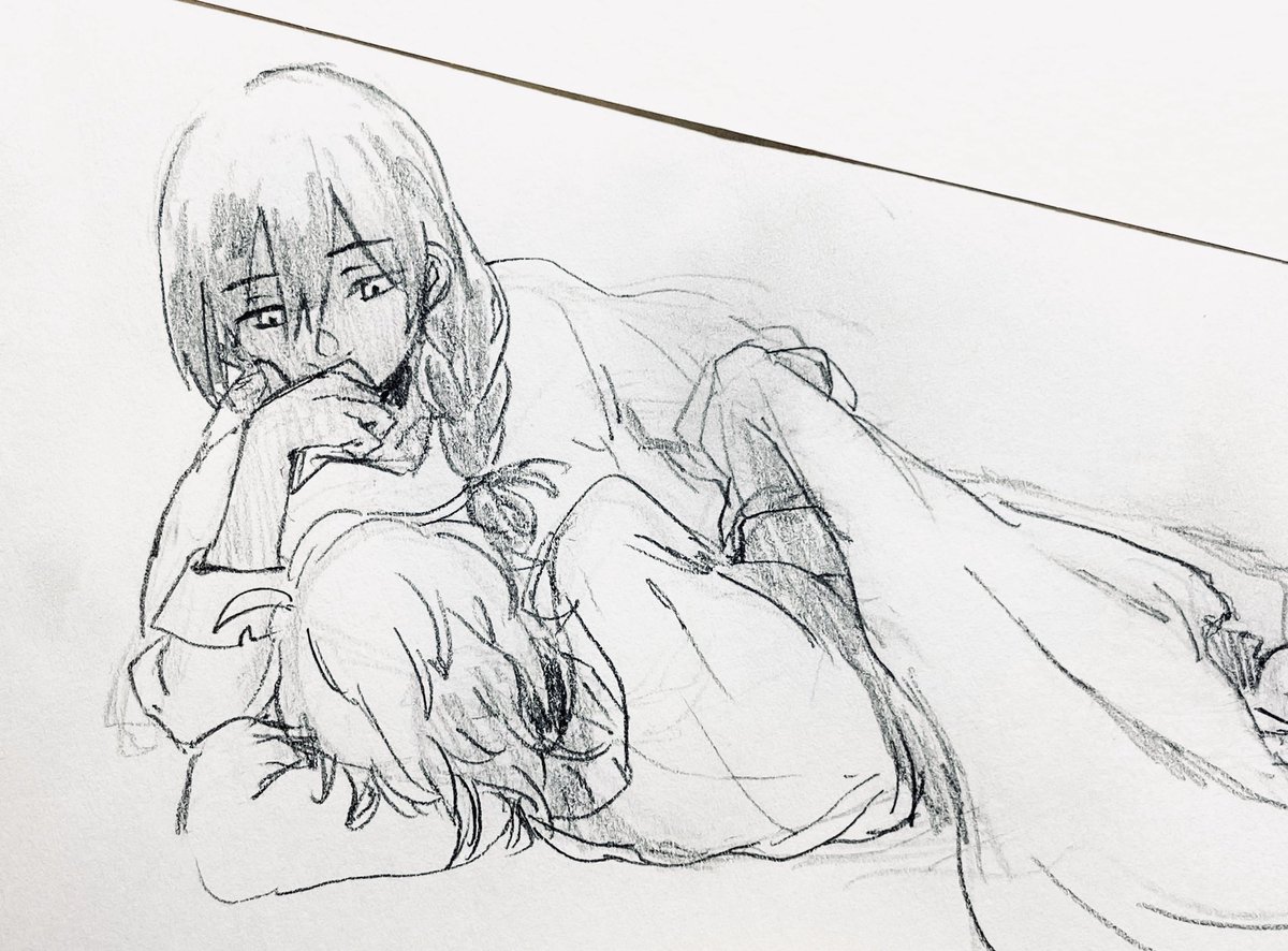 丸まって眠るファルサを見て、路地裏の浮浪児達もよくそうやって眠っていたことを思い出してるイーズ 