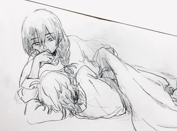 丸まって眠るファルサを見て、路地裏の浮浪児達もよくそうやって眠っていたことを思い出してるイーズ 