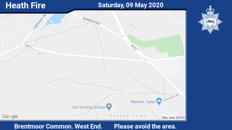 SurreyPolice's tweet photo. We're assisting @SurreyFRS as they tackle a heathland fire on Brentmoor Common. West End, Nr Woking.

B311 (Red Road) closed and you are asked to avoid the area.

Not thought to be a risk to life at this time, but please keep windows and doors shut to avoid smoke. https://t.co/rBrFtzsmI0