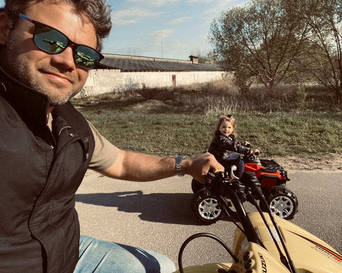 EmilsJakrins's tweet photo. 2 in 1, vecā paaudze pret jauno, benzīns pret elektrību..
#quadpower https://t.co/XXceLDLs7I